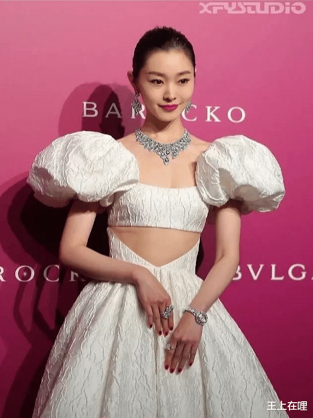 宋轶|宋轶真是胆大，没身材还敢穿“布条裙”，网友：真一马“平”川啊