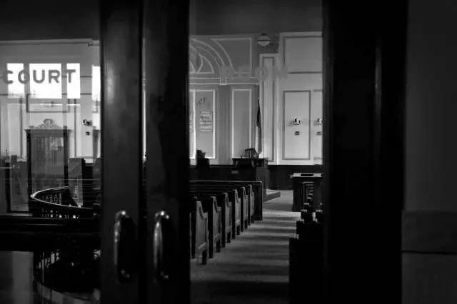 黄杨木 《老妇人》：她69岁，被29岁的年轻男人性侵，没人相信