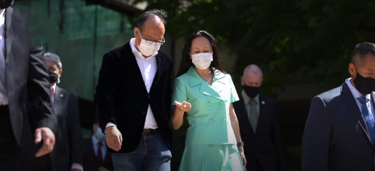 方脸妹说时尚|孟晚舟高调现身精神足，49岁穿绿西装打扮似女团，专人搀扶气场强