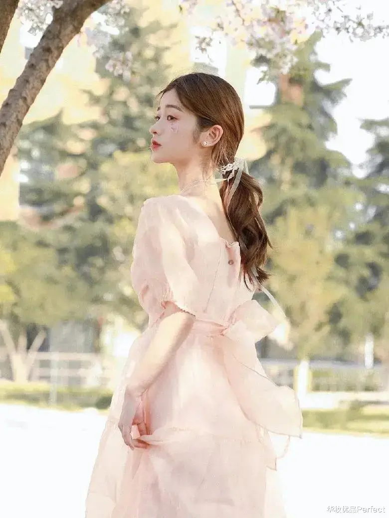 华妆优品Perfect|别再披头散发了！今夏流行“甜辣扎发”！好看不挑人！