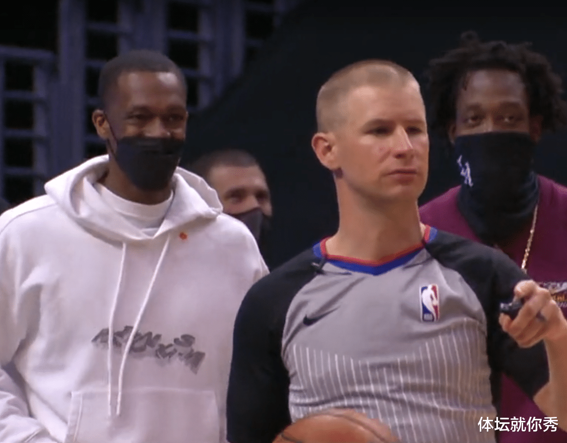 德懷特·霍華德|火爆！霍華德慘遭抱摔，NBA惡漢引發(fā)10人大混戰(zhàn)，隆多場邊全程目睹