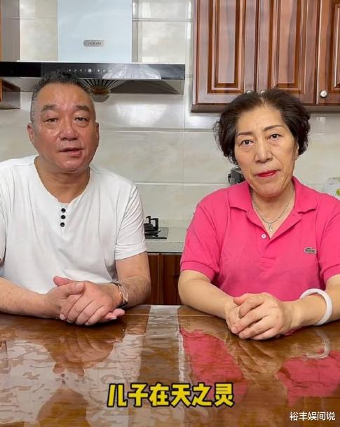 乔任梁|乔任梁墓前再度变成花海！乔爸乔妈携粉丝怀念，开心聊天画面温馨