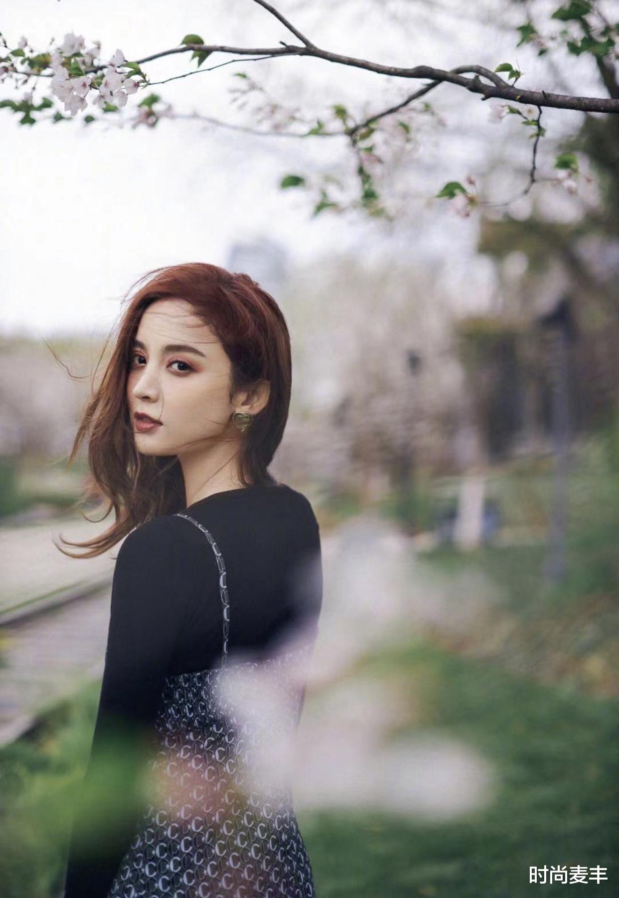 古力娜扎|古力娜扎上《快本》，浅蓝色小香风套装配双马尾，也只有她能驾驭