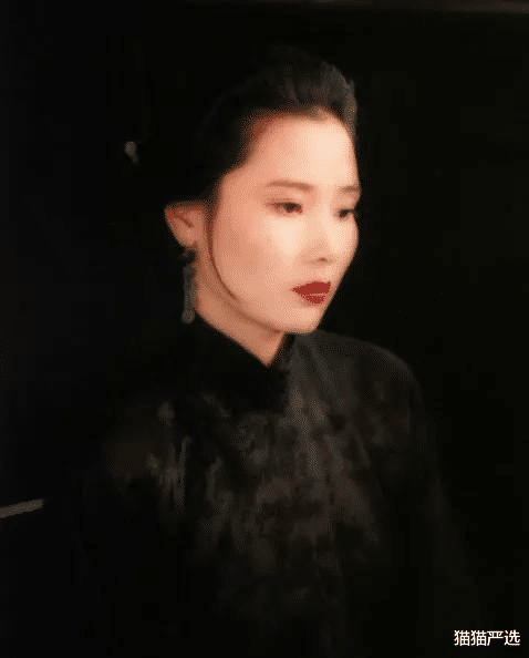 鸡胸肉 57岁何赛飞踏实服老，“奶奶裙”下搭凉鞋，不“扮嫩”很有勇气