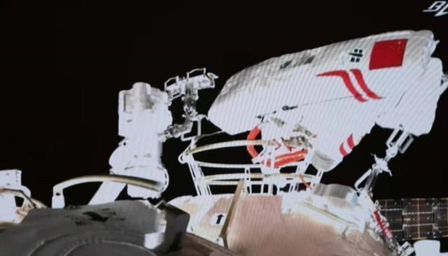 航天员 我国空间站航天员出舱，身穿的3000万元衣服，为啥无法带回地球？