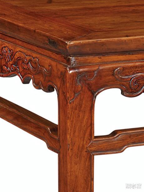|带雕花的不多，清黄花梨方桌估价五万美元
