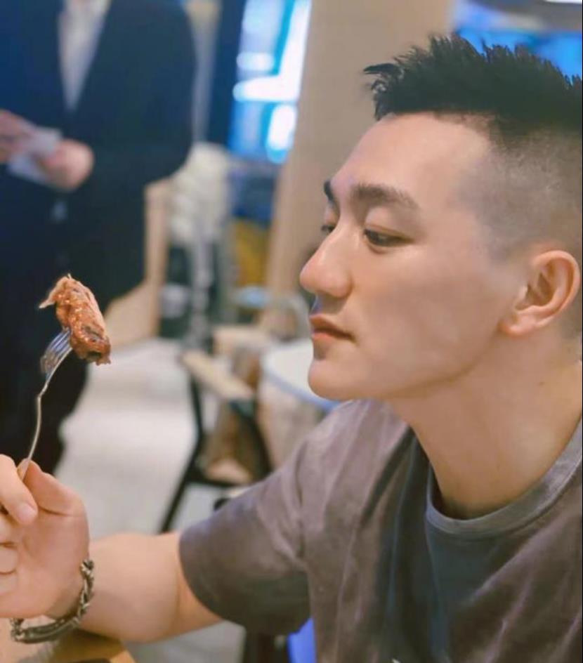 MARRY|太可爱!张馨予在线帮何捷打假,竟被母亲误认为“打架”