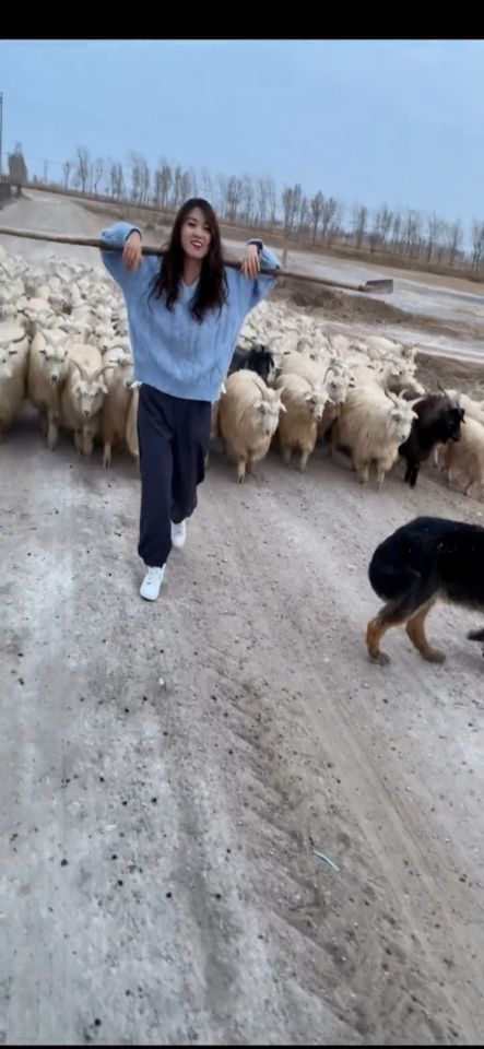民生小鱼 内蒙古一放羊女孩因貌美，意外走红网络，网友：初恋的感觉！
