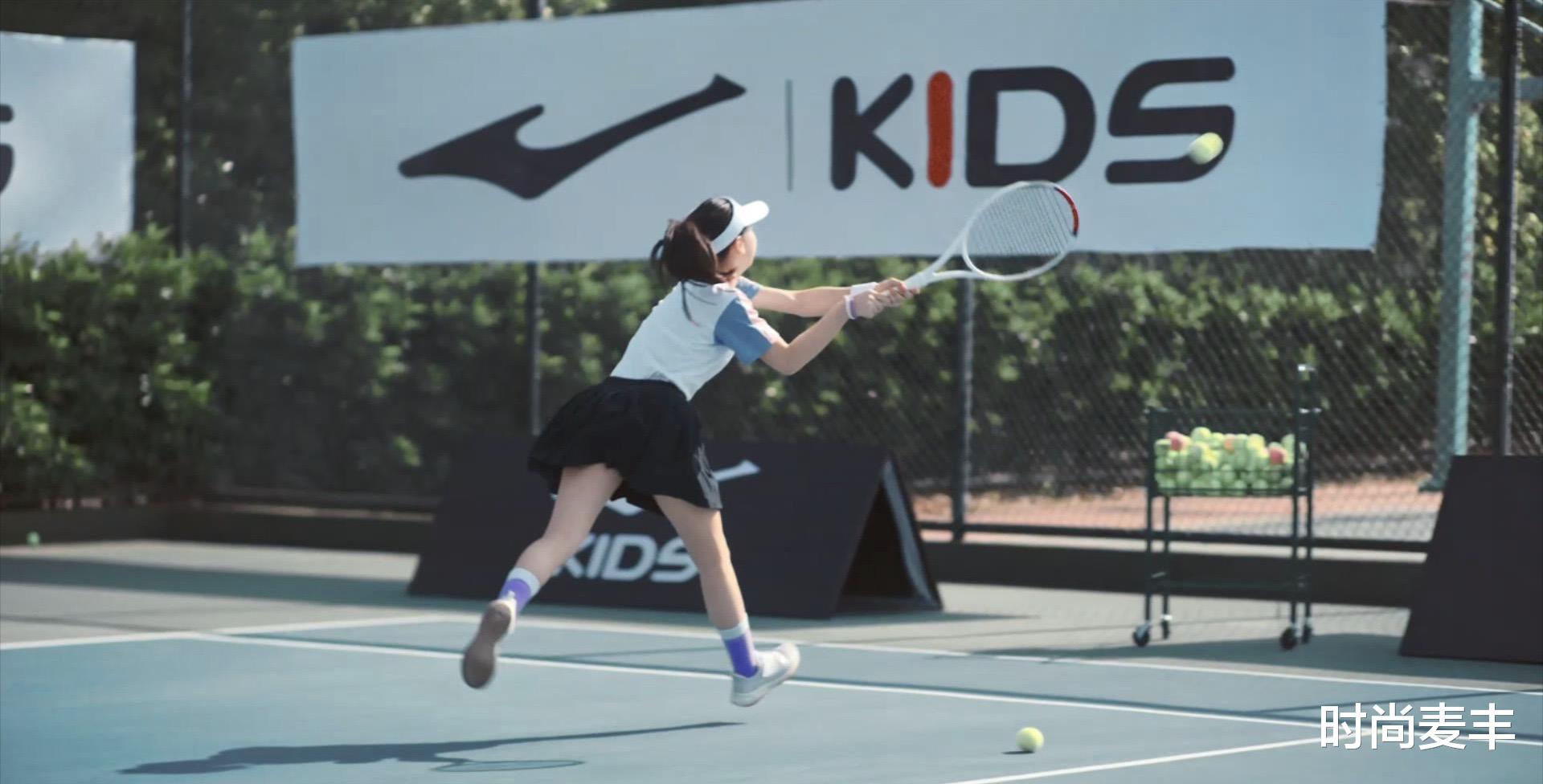 时尚麦丰|田亮女儿森蝶身高已快赶上爸爸，父女同穿粉色T恤，活力无限