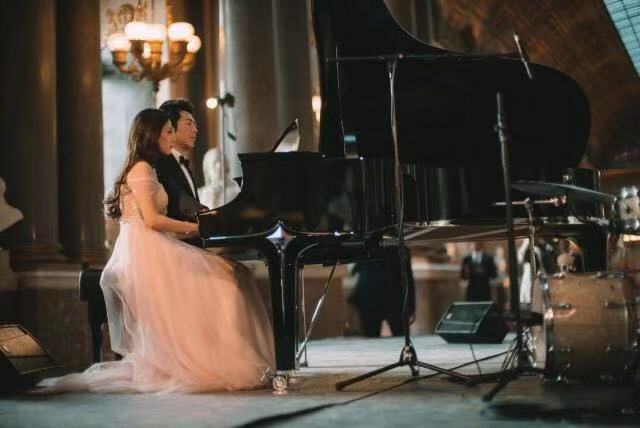 吉娜·爱丽丝|郎朗一家参加聚会！吉娜扎高马尾发际线秃得厉害，被婆婆大长发抢风头了