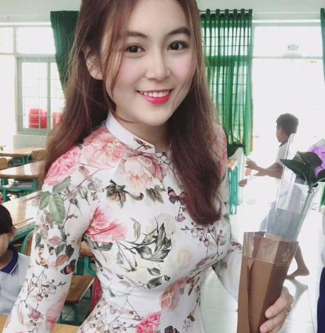 教师|漂亮女老师因照片走红，紧致身材惹人爱，网友：简直是初恋呀