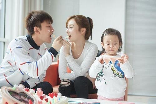 李小璐|真复合？李小璐继“晒”全家福后，与贾乃亮隔空互动戴超大钻戒心情好