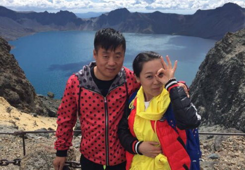 十万个家居为什么|宋晓峰晒出自己的家，客厅墙上挂着十字绣，成名后依然朴素节俭