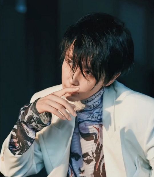 怀孕 李冰冰剪短发好惊艳,穿上男装成帅气小鲜肉,哪像快50岁的阿姨