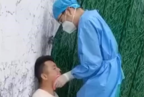 悦姐ya|河南小伙做核酸下巴脱臼，医生10秒帮他复位，网友：挂号费都省了