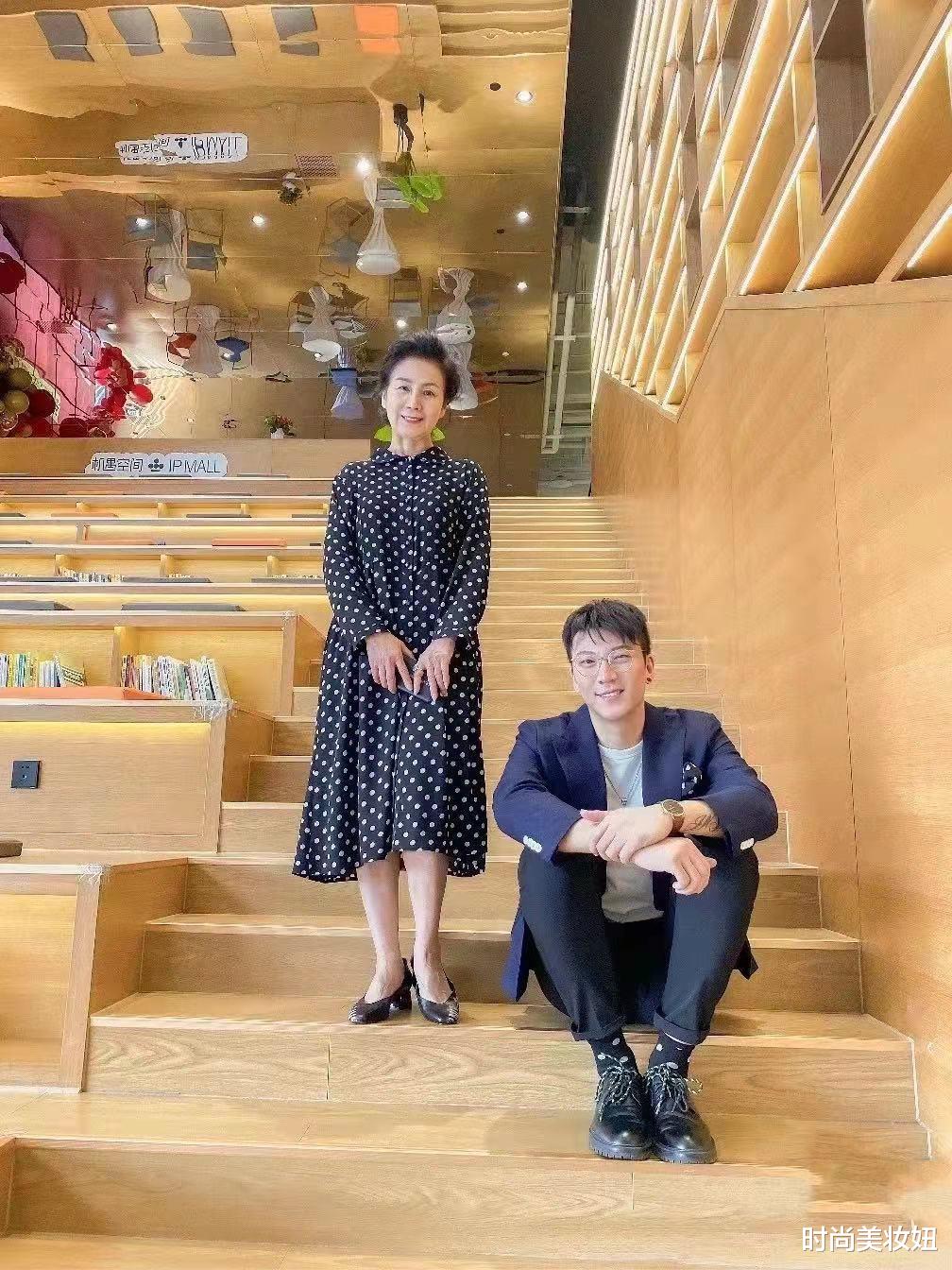 时尚美妆妞|已经60岁的奶奶，状态却比年轻人好，靠穿搭打造优雅高级风