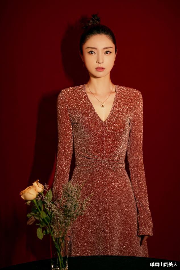 峨眉山周美人|42岁的董璇状态太好了,穿民国白婚纱晒自拍,精致优雅又迷人