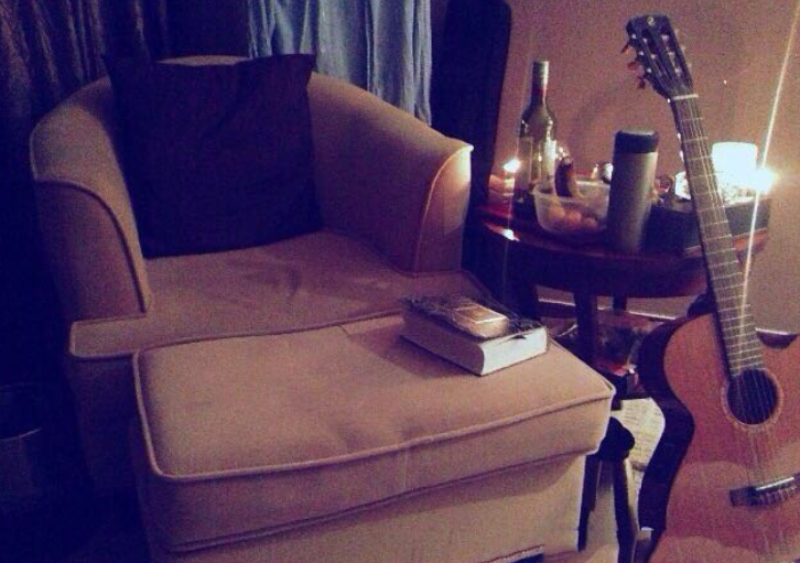 |走进黄轩生活中的家,室内用烛光照明,有点昏暗但充满浪漫气息