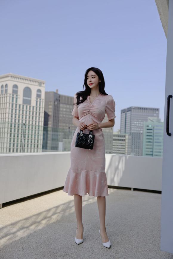 心壹穿搭|女神孙允珠时尚搭配：微甜蜜桃科尔多瓦经典刺绣裙