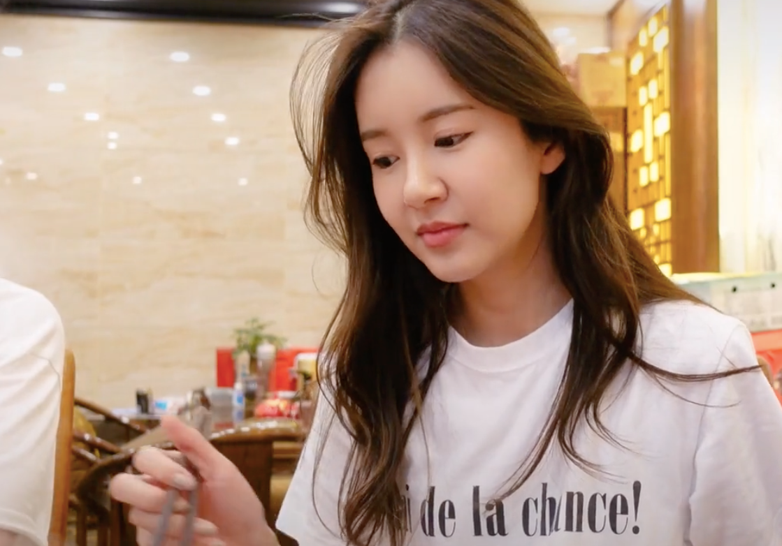 张子萱|张子萱陈赫罕见秀恩爱，上演摸头杀甜到掉牙，女方笑得一脸娇羞