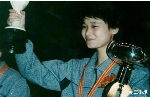 金牌|她抽烟喝酒拿了59块女乒金牌，是乒坛大魔王，23岁大满贯后退役