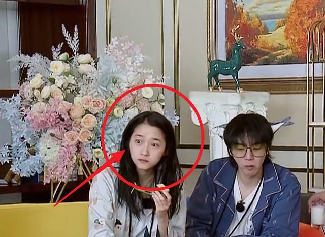 关晓彤|王牌6全员坐沙发上，关晓彤特殊坐姿成亮点，是否尊重导演很显然