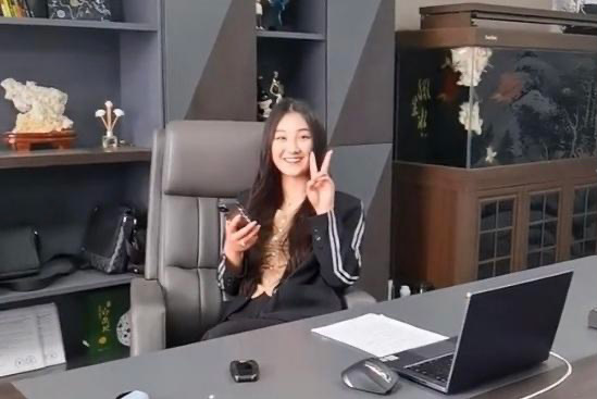 李颖|大衣儿媳成立公司，坐老板位霸气总裁范尽显，手上鸽子蛋太耀眼