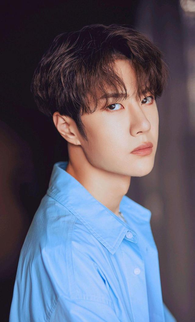 王一博|王一博半夜发文追星，像不像你追星的样子