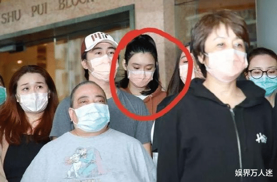 吴孟达|吴孟达葬礼争议不断，刘德华面带笑容露面，儿子发型精致