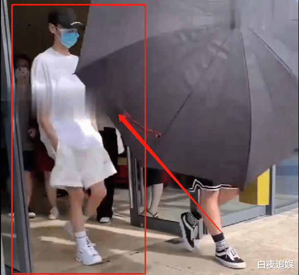 罗云熙|32岁罗云熙瘦到脱相，路人视角下的腿吓到网友，小身板哪像成年人