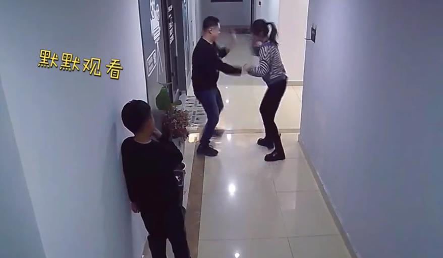 山东一夫妻当儿子面“打架”,儿子一旁默默观看,一举动引人怒赞