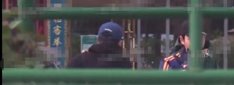 家装日志 朱一龙私下抽烟超开心，与女助理打闹，临走不忘拍女助理后背