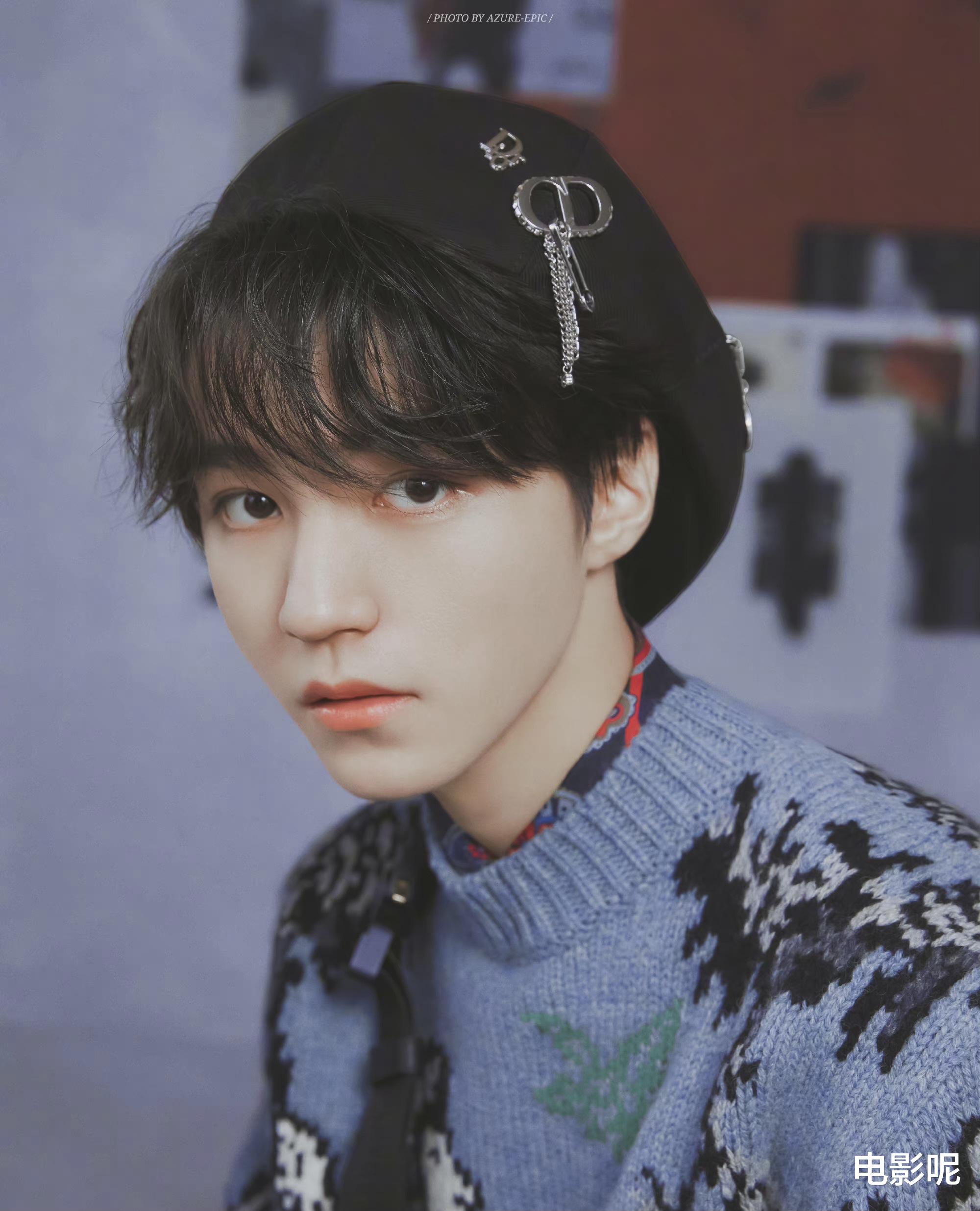 万梓良|女生被王俊凯助理警告后，再次现身剧组，与粉丝争抢，态度嚣张