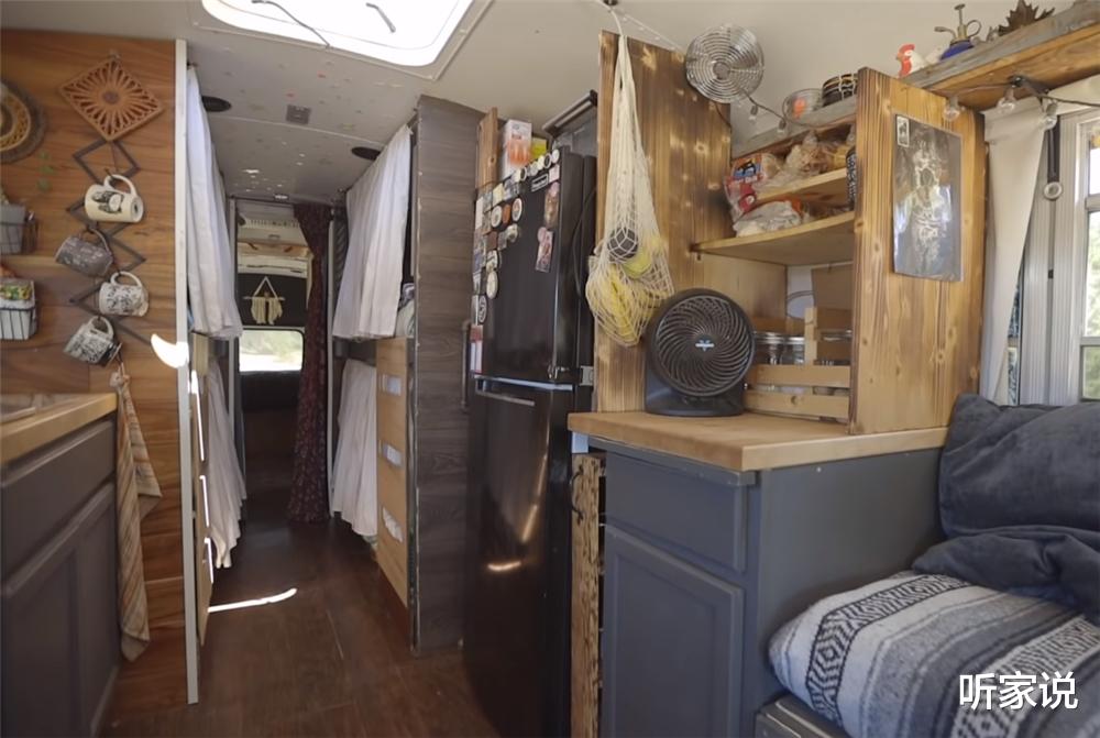 单亲妈妈买下2004年旧校车，带4个孩子在27㎡车内住1年，也是服了