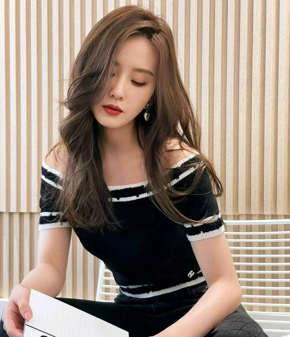 穿衣搭配|演员刘诗诗的穿搭写真照片曝光，端庄优雅有气质，轻松搭出高级感