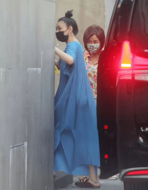 大S|大S婚变后首露面！穿大妈风蓝裙素颜参加聚会，减肥成功又变美了