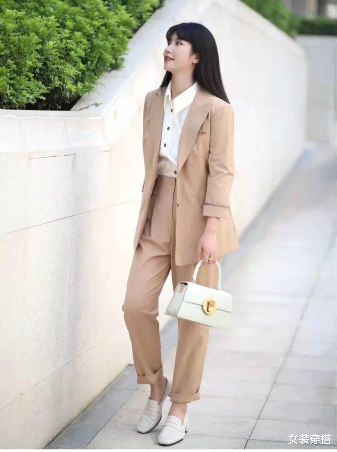 女装穿搭|秋天卡其色裤子搭配什么颜色上衣