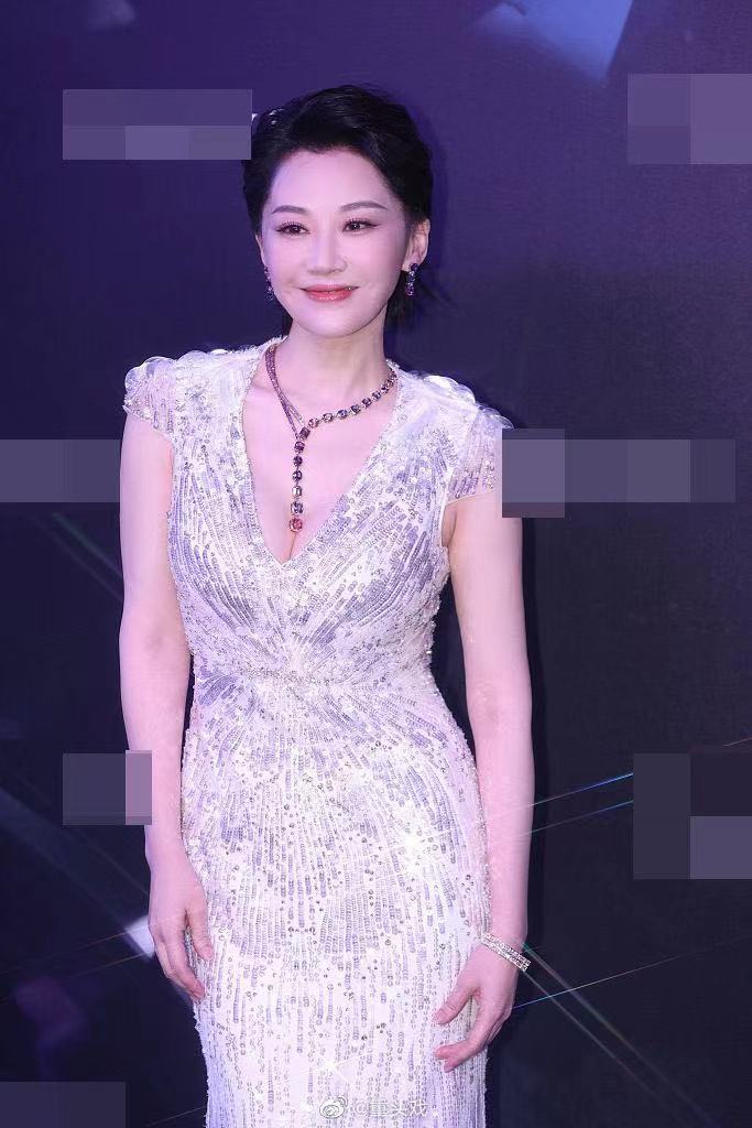 加菲猫说时尚|郝蕾咋又胖了!穿T恤牛仔裤身材严重走样,低调牵双生子外出吃饭