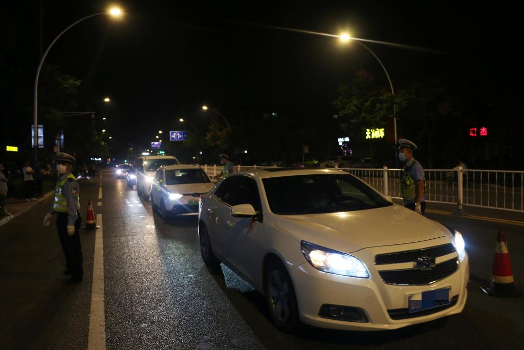 胶州 酒后开车遇交警嚼口香糖遮掩 胶州一男子“啤加白”任性开车被查处