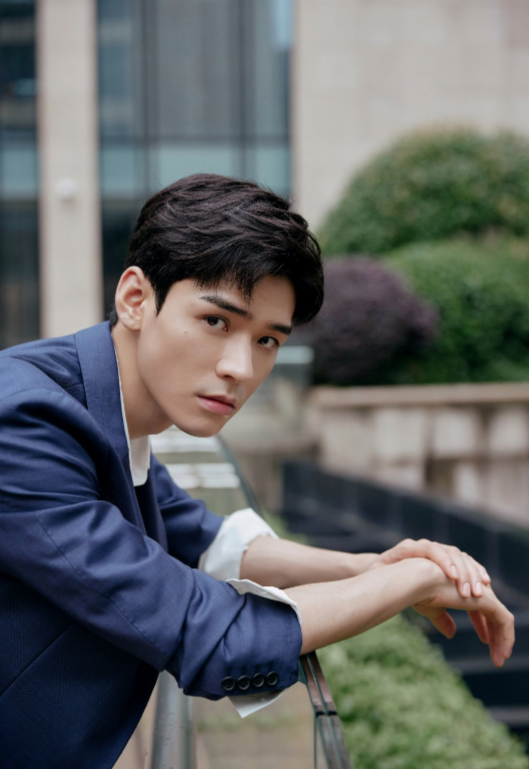 肖战|明星字迹哪家强？井柏然的很工整，肖战的很随意，这位偷练字了？