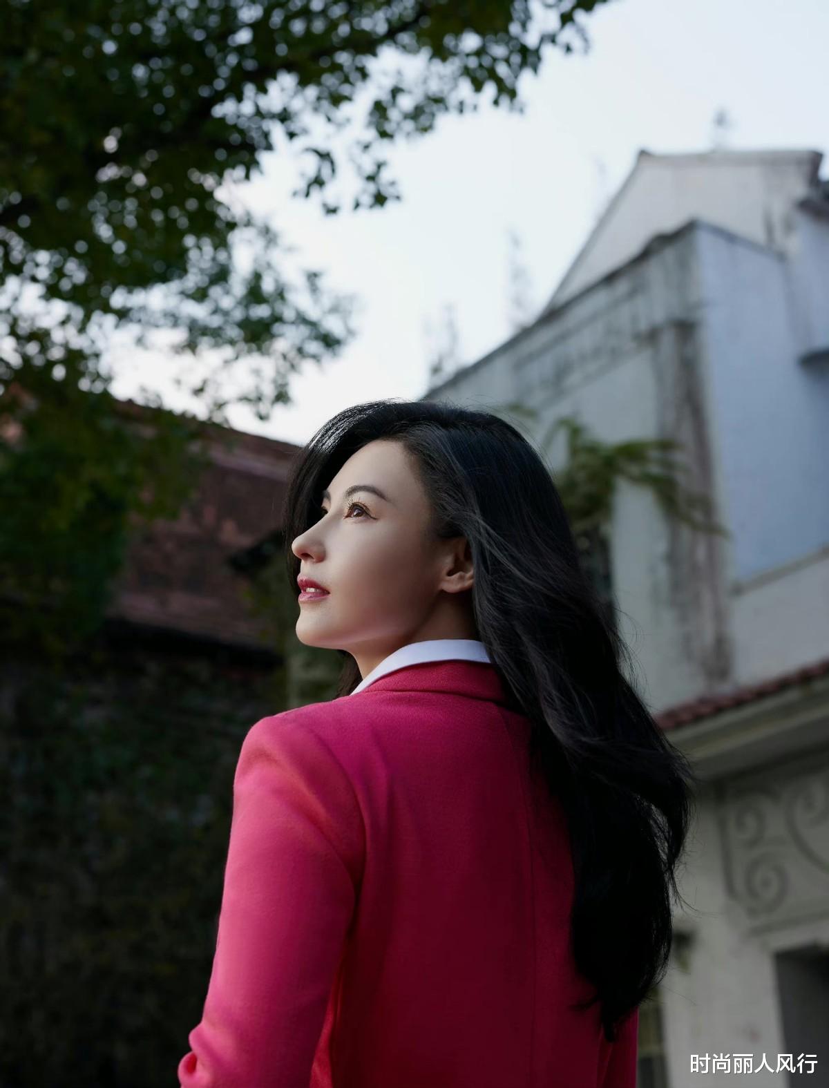 时尚丽人风行 张柏芝瞎穿芭比粉彻底翻车，长得漂亮也没有！芭比粉这样穿才好看