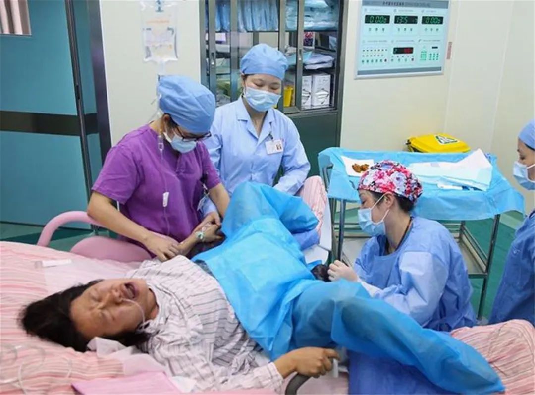 C妈学堂|产妇生孩子疼得撕心裂肺时,胎儿是什么感受?看完内心五味杂陈