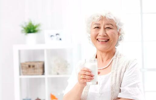 75岁的李奶奶无儿无女,在侄子那住了2个月后,她做出了一个决定