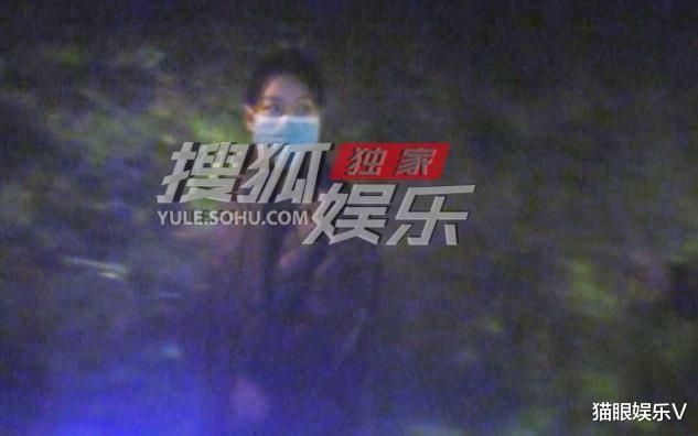 闫妮|50岁闫妮素颜外出，与朋友聚会至凌晨才结束，身材苗条似少女