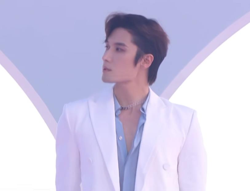 邓伦|男星红毯大赏：张若昀脖子前倾，邓伦大油头，白敬亭鼻头泛油光