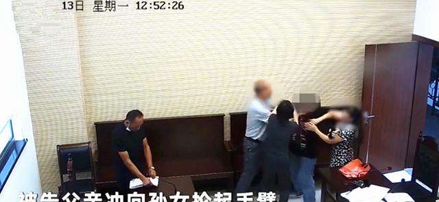 女孩 “爷爷打孙女天经地义！”老人法庭上掌掴孙女儿媳，儿子冷眼旁观