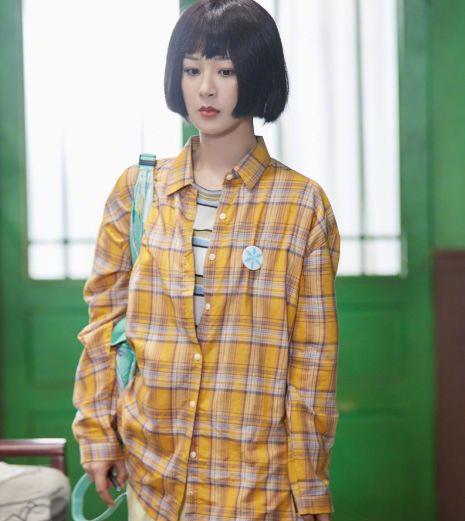衬衫 杨紫黄色格子衬衫出镜,齐眉刘海太飒,粉丝惊叹不已!