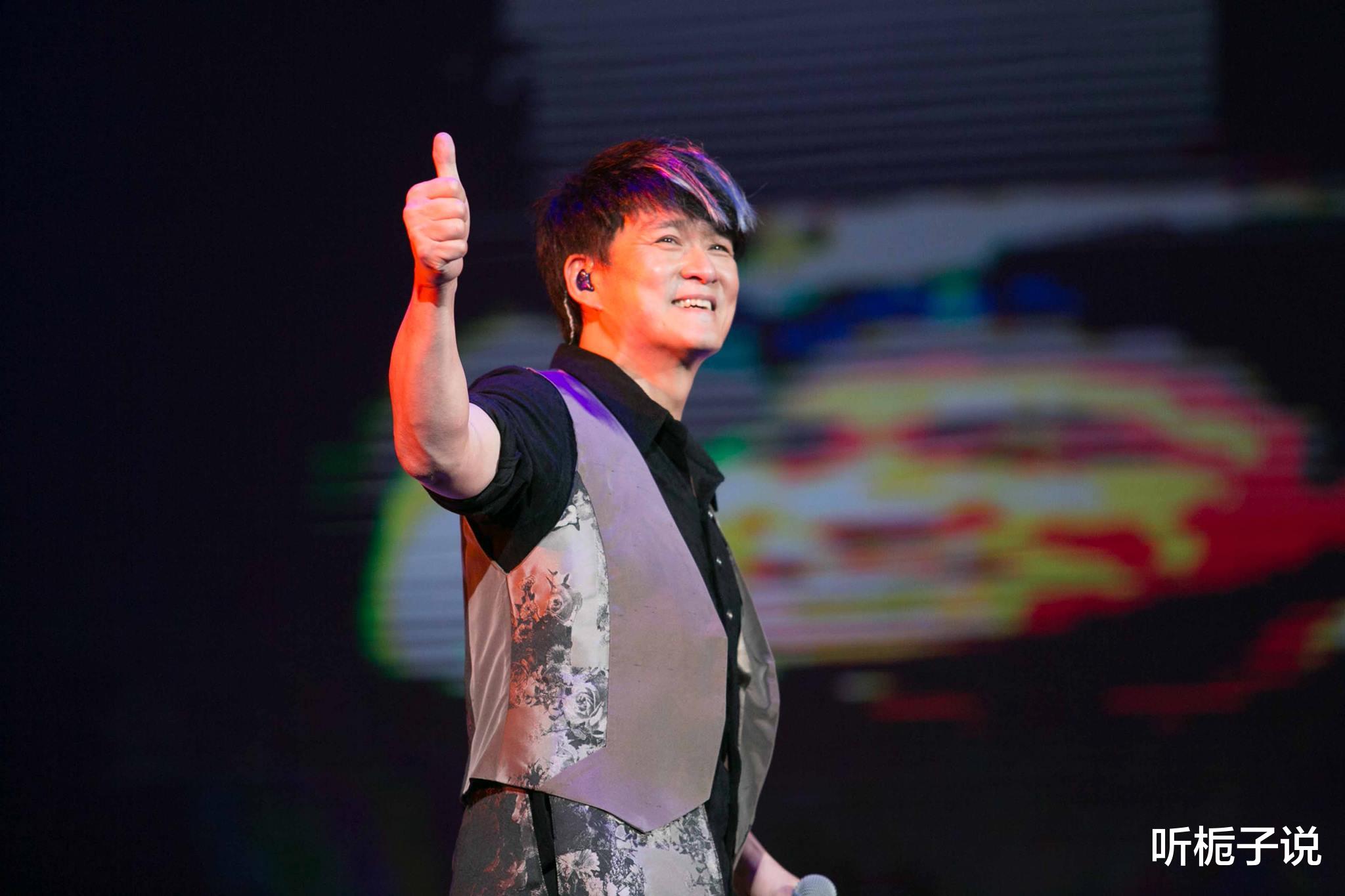 周华健|61岁周华健为爱子庆生，混血儿子胡子拉碴，网友：母亲基因很强大