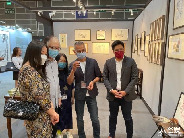 霍启刚|霍启刚携妻参加展览会,与郭晶晶摆同款姿势拍照,喜感十足