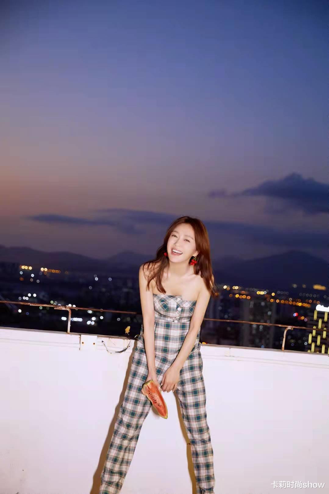 秦岚|秦岚年纪越大穿衣越敢，西装看着中规中矩，配高开叉是真亮眼